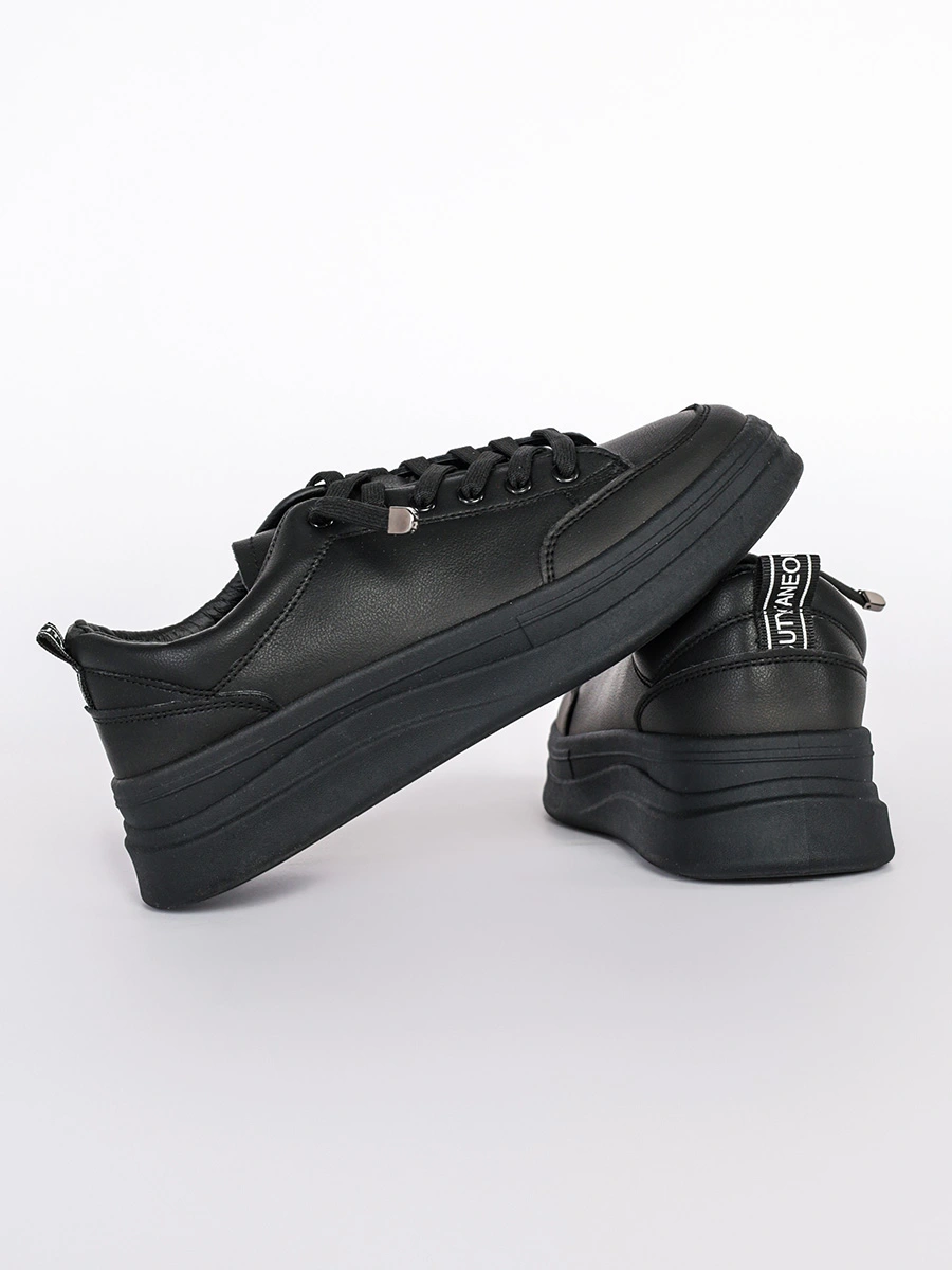 Кеды черного цвета с эластичной шнуровкой